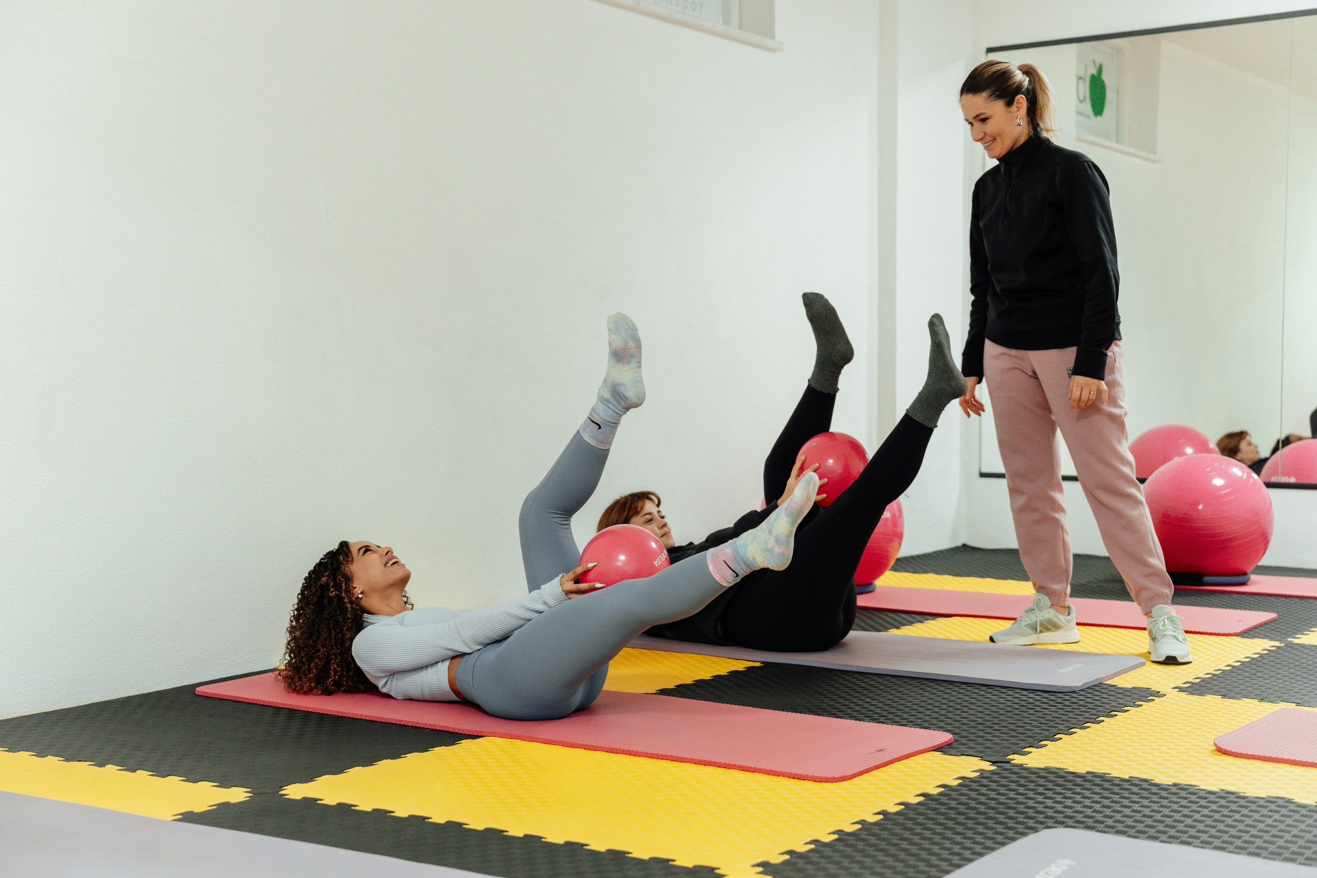 Infographic showing tips for safe and effective stretching routines