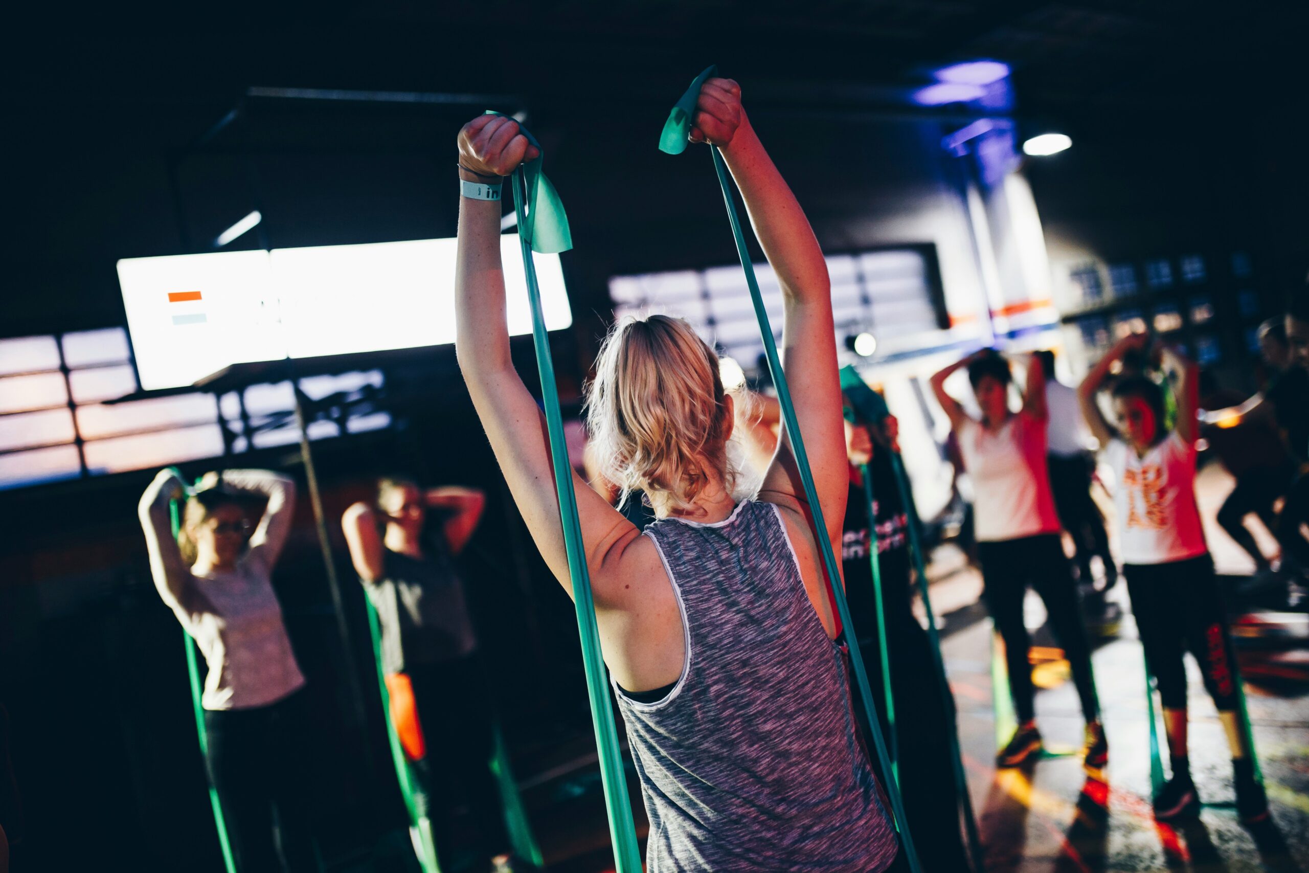 An infographic showing how pilates burns calories and builds muscle