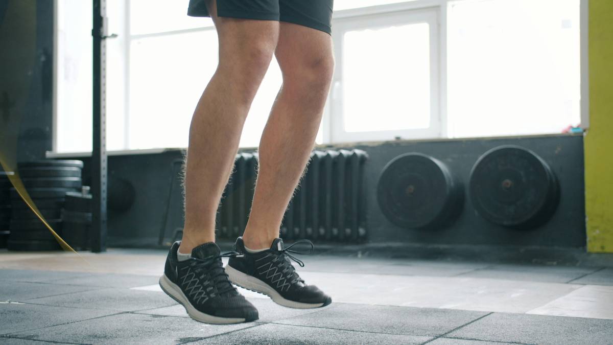 Infographic comparing traditional stretching vs. Pilates stretches